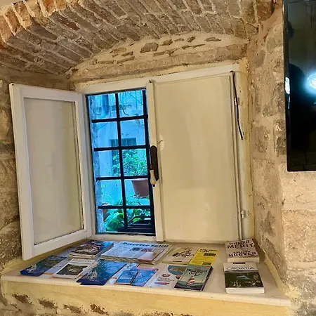 Venus Of The Apartment Split